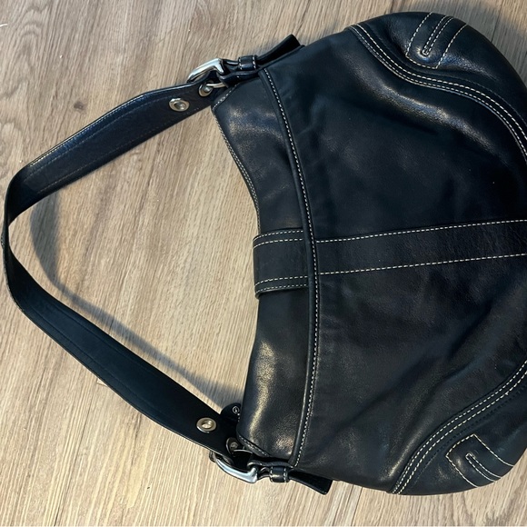 Elegant Black Leather Shoulder Bag - Picture 2 of 9